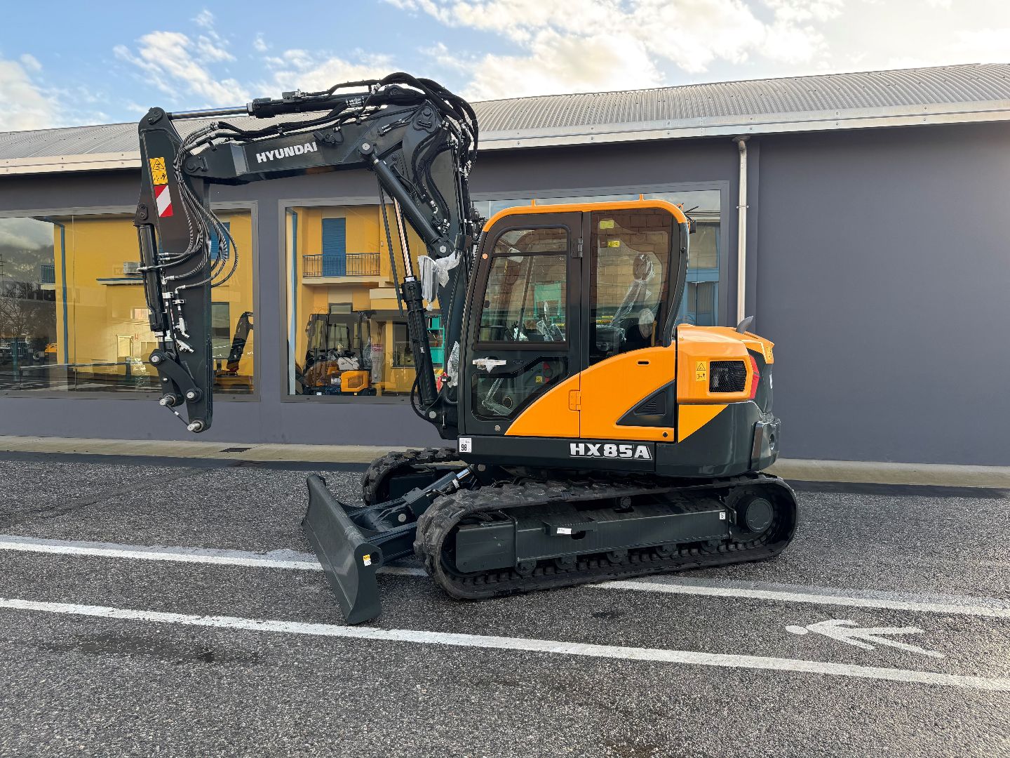 HYUNDAI-HX85A-2.jpg